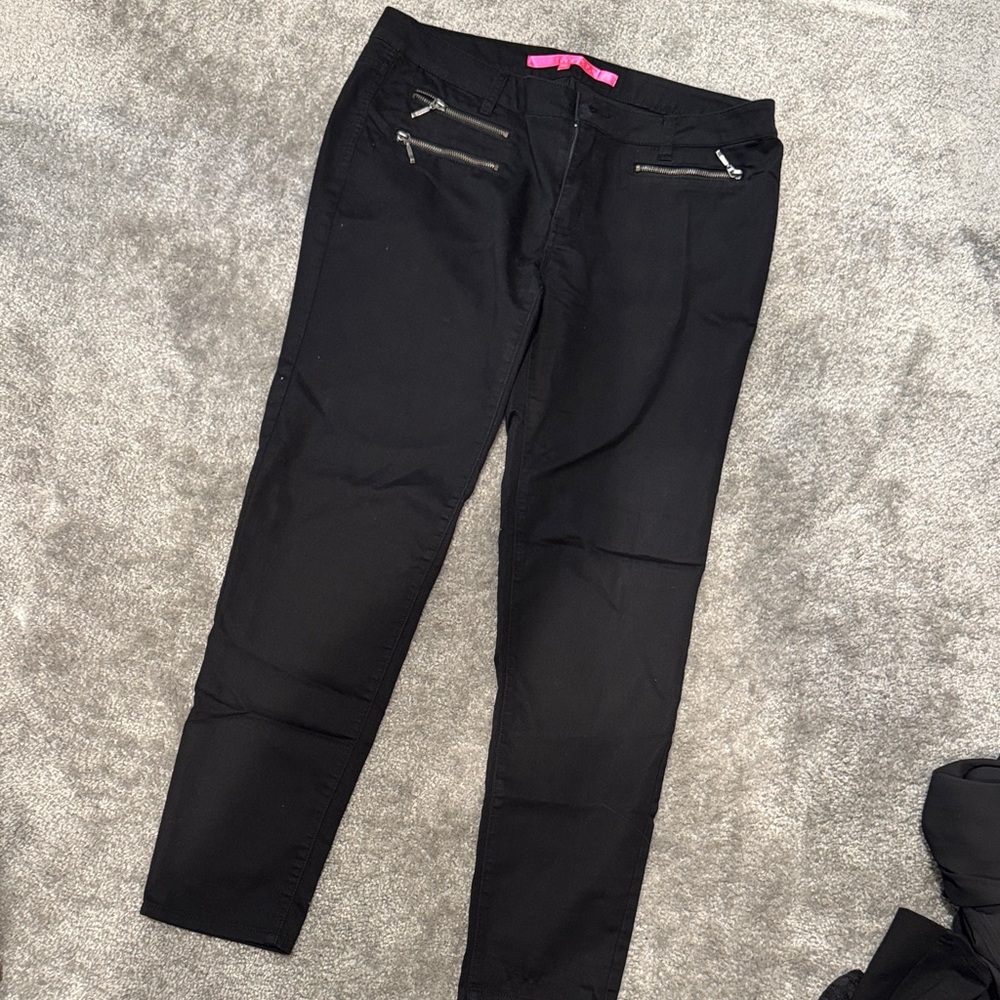 Tinseltown Black Skinny Jeans with Zipper Accents